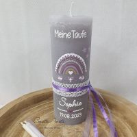 Taufkerze Rustikkerze mit Regenbogen und Herzen grau-lila-flieder verziert